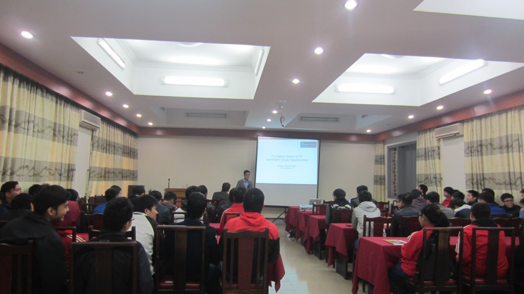 ThS. Phạm Thành Sơn trình bày về các học bổng tại ICTP